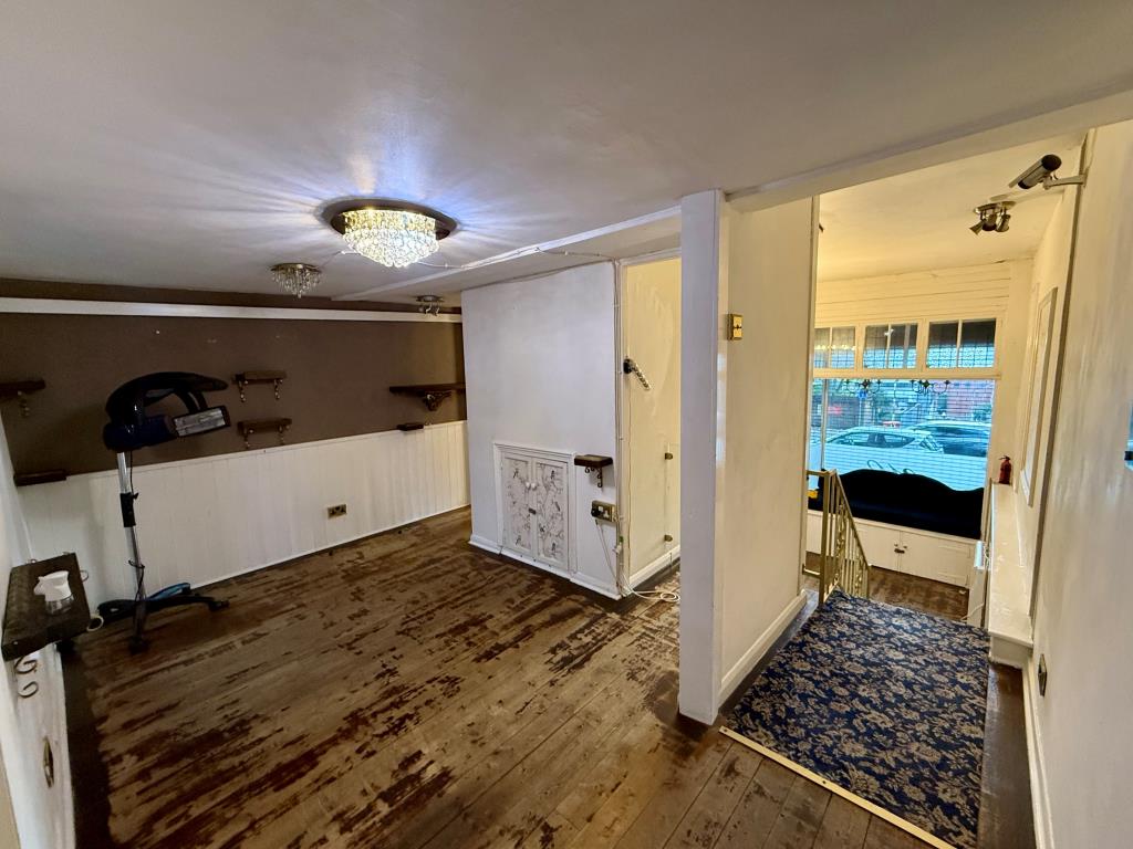 Lot: 116 - VACANT MIXED-USE BUILDING IN TOWN CENTRE - Salon area